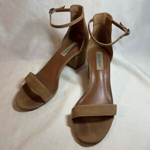 Steve Madden strappy heeled tan Irenee sandals. Size 8.